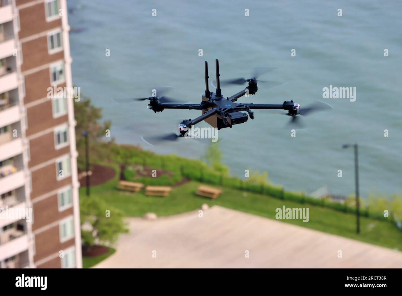 Drone de surveillance près d'un bâtiment sur la rive du lac Érié à Lakewood, Ohio Banque D'Images