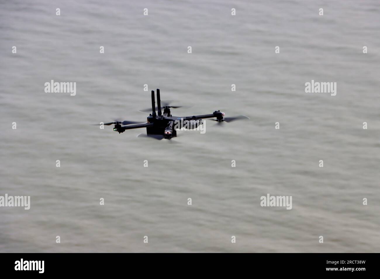 Drone de surveillance au-dessus du lac Érié à Lakewood, Ohio Banque D'Images