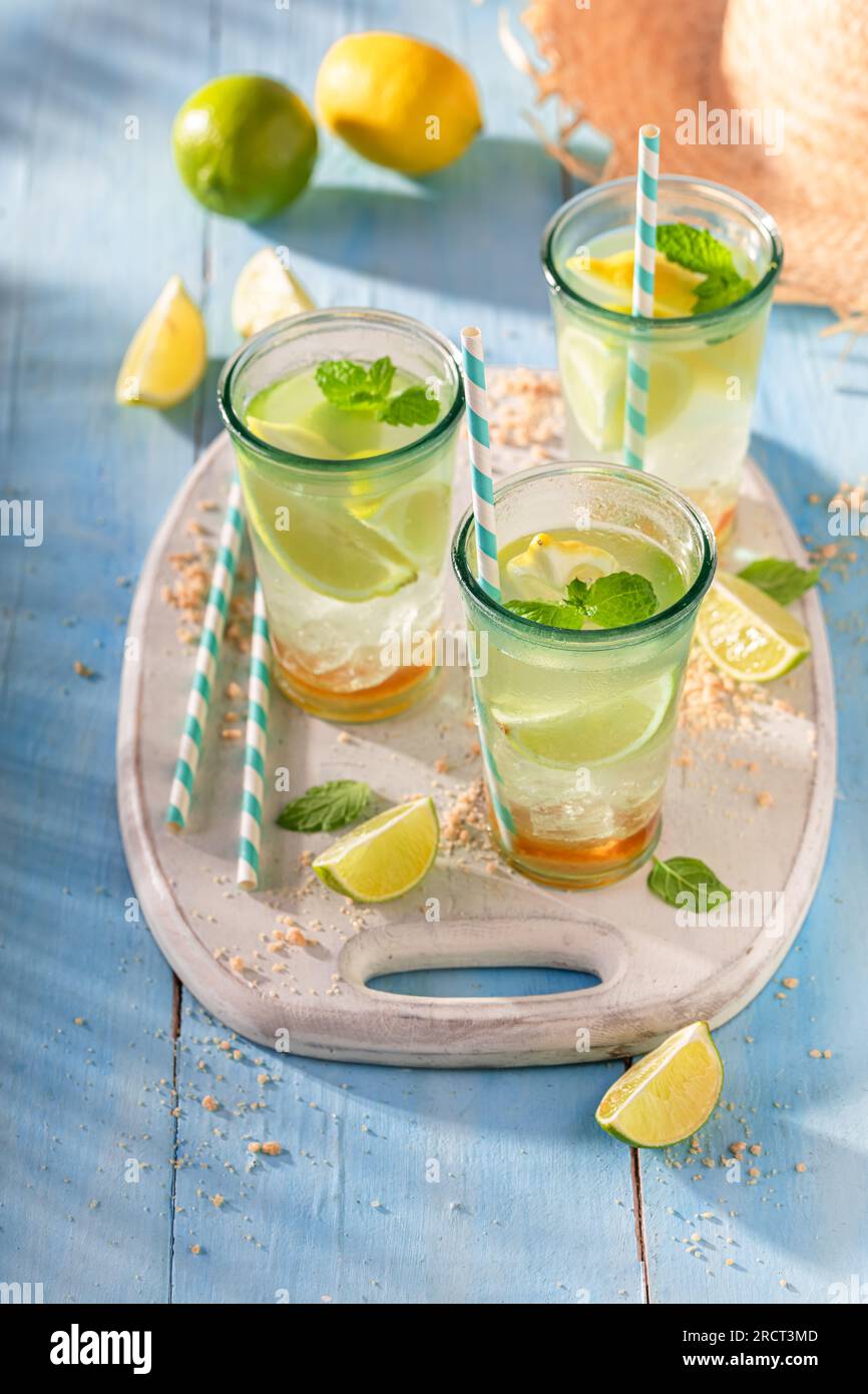 Limonade fraîche aux fruits aigres et glace pilée. Limonade aux fruits de saison d'été. Banque D'Images