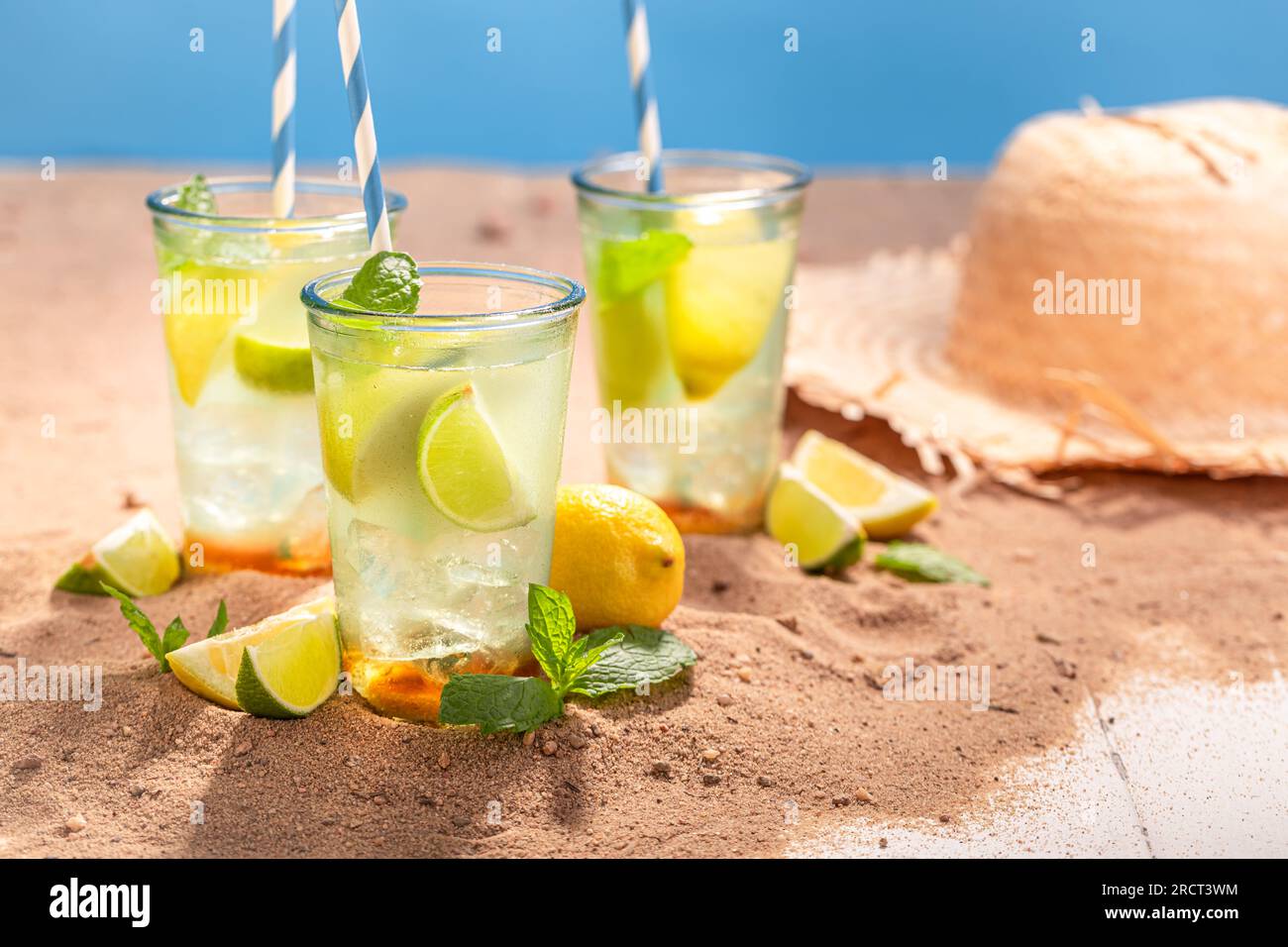 Limonade savoureuse avec de la glace pilée et du sucre. Limonade aux fruits de saison estivale. Banque D'Images