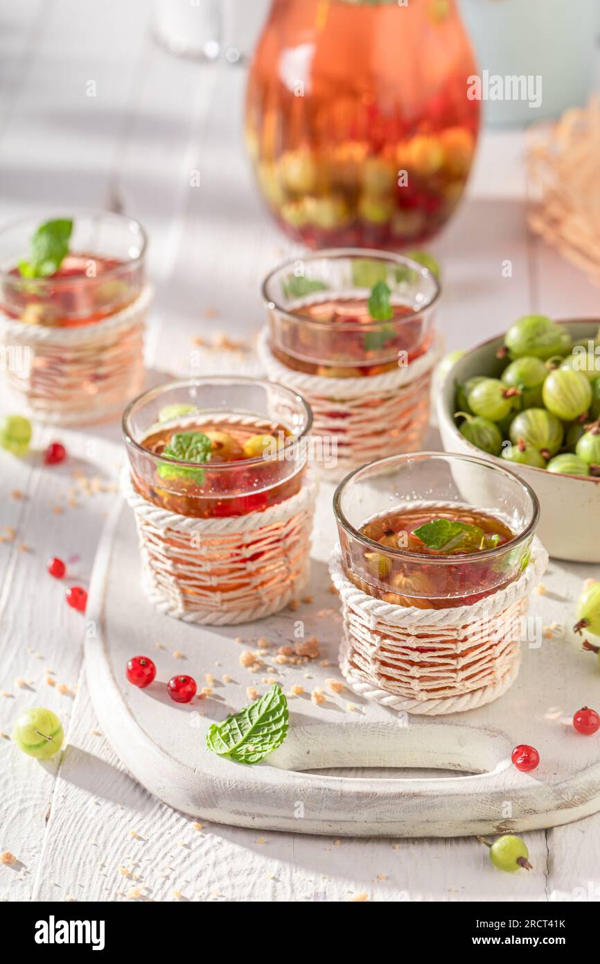 Limonade savoureuse avec de la glace pilée et des baies. Mojito avec groseilles et groseilles à maquereau. Banque D'Images