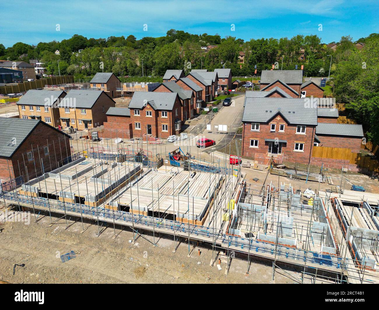 Pontypridd, pays de Galles, Royaume-Uni - 20 mai 2023 : vue aérienne d'un nouveau lotissement par Bellway Homes dans Church Village à la périphérie de Pontypridd. Banque D'Images Pontypridd, pays de Galles, Royaume-Uni - 20 mai 2023 : vue aérienne d'un nouveau lotissement par Bellway Homes dans Church Village à la périphérie de Pontypridd. Banque D'Images