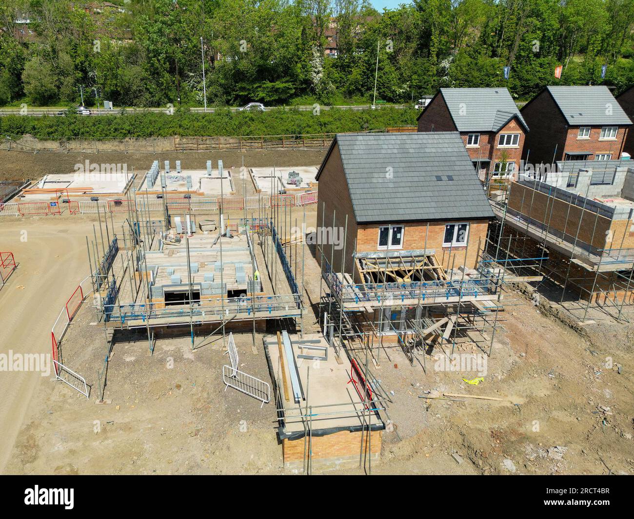 Pontypridd, pays de Galles, Royaume-Uni - 20 mai 2023 : vue aérienne d'un nouveau lotissement par Bellway Homes dans Church Village à la périphérie de Pontypridd. Banque D'Images Pontypridd, pays de Galles, Royaume-Uni - 20 mai 2023 : vue aérienne d'un nouveau lotissement par Bellway Homes dans Church Village à la périphérie de Pontypridd. Banque D'Images