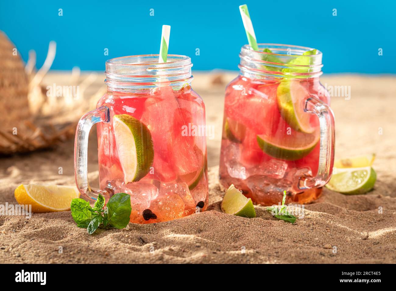 Limonade maison avec pastèque et feuilles de menthe. Limonade de fruits de saison. Banque D'Images