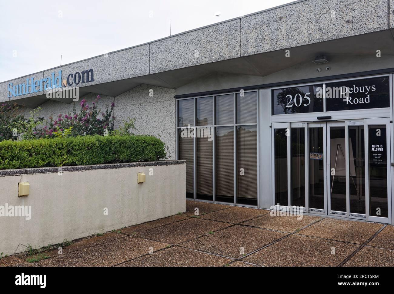 Le bâtiment du journal Sun Herald au 205 DeBuys Rd. Sets vides le samedi 17 juillet 2021 à Gulfport, Harrison County, MS, ÉTATS-UNIS. Construit en 1970, le bâtiment de près de 87 000 pieds carrés situé sur plus de 18 hectares et surnommé «fort Weeks» d'après un ancien éditeur, a survécu à l'ouragan Katrina - après quoi le Sun Herald a reçu un prix Pulitzer pour sa couverture - Mais n'a pas pu survivre à l'acquisition par la McClatchy Company, qui a fini de déménager les bureaux du journal dans un endroit plus petit et plus « rentable » dans le centre-ville de Gulfport à la mi-avril 2020. (Photo APEX MediaWire par Billy Suratt) Banque D'Images