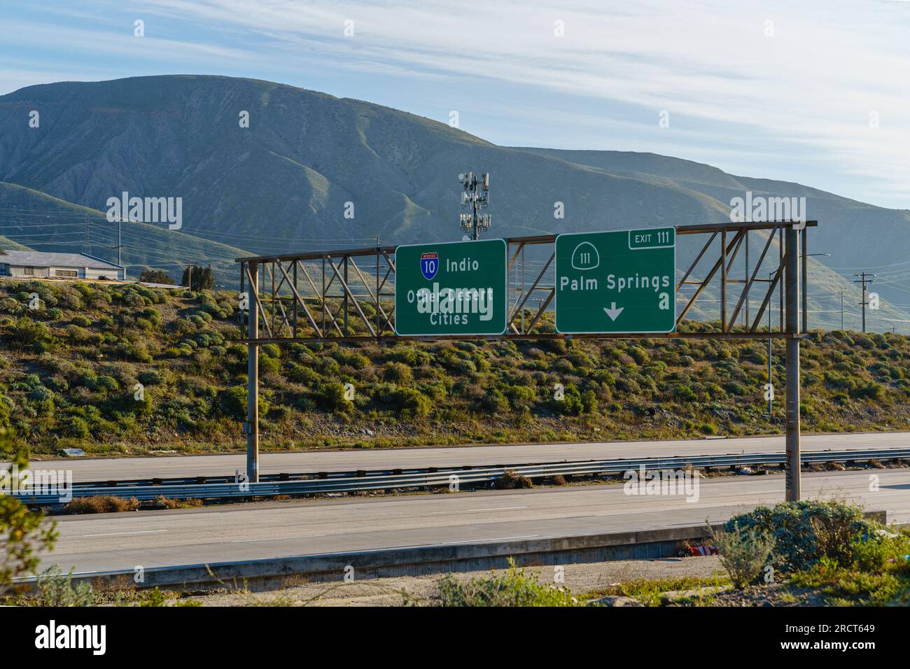 Panneaux verts sur l'autoroute Interstate 10 I-10 pour d'autres villes du désert, Indio, et 111 Palm Springs en Californie. Banque D'Images