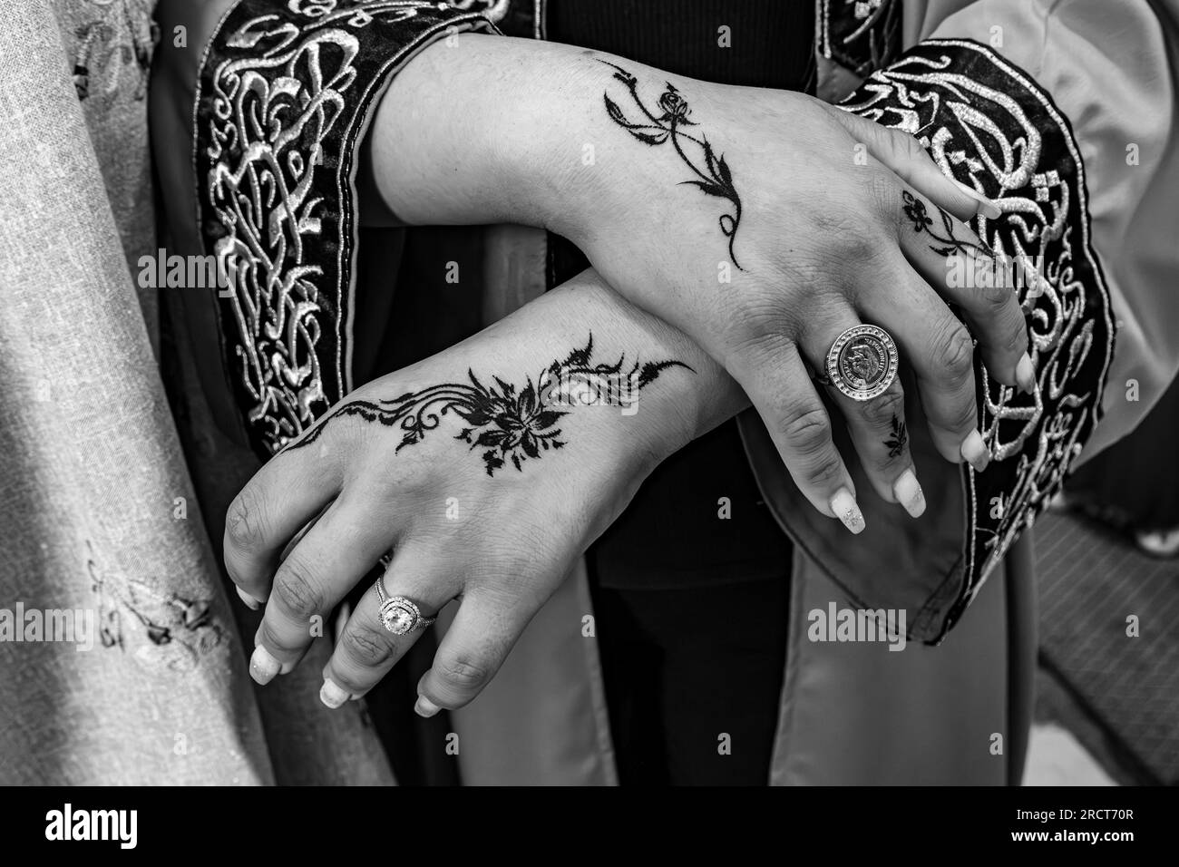Mani di donna con tatuaggi allhenne Banque de photographies et d'images à  haute résolution - Alamy