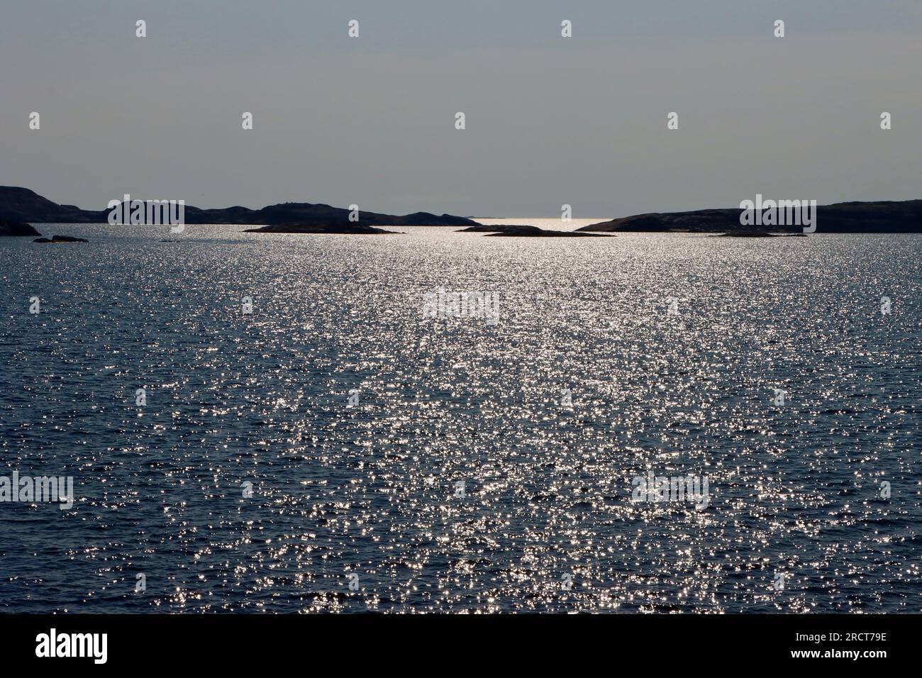 Îles lointaines dans la mer de Skagerrak dans l'archipel de Fjällbacka sur la côte ouest de la Suède. Banque D'Images