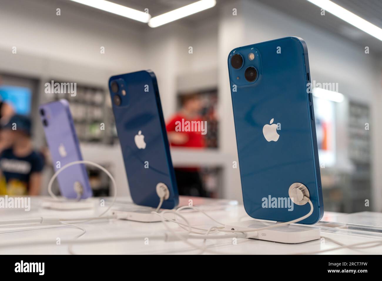 Vue arrière des nouveaux smartphones iPhone dans l'Apple Store. Minsk, Biélorussie, 17 juillet 2025 Banque D'Images