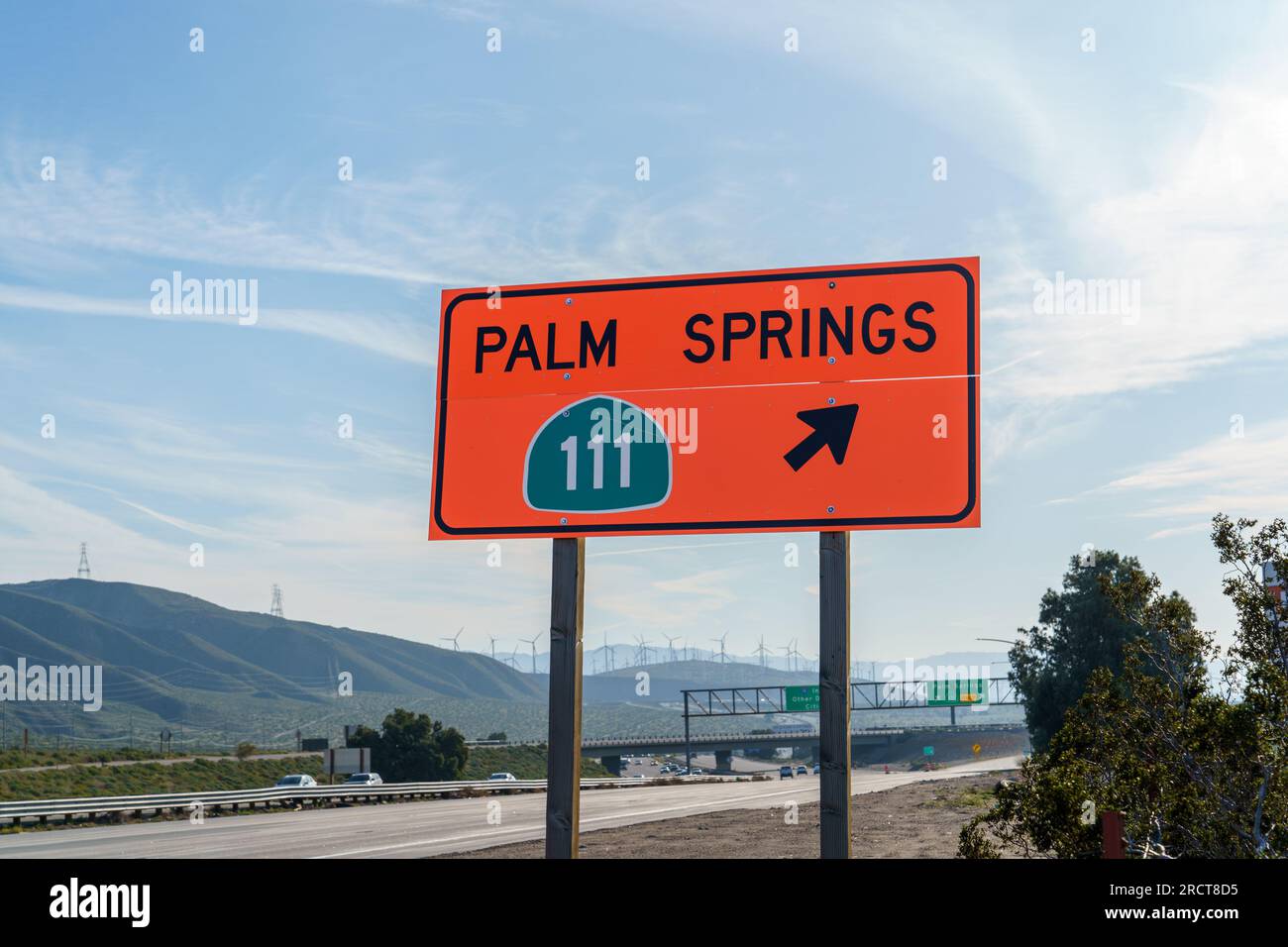 Panneau orange indiquant la Highway 111 menant à Palm Springs, Californie. Situé sur l'autoroute 1-10 Interstate 10. Banque D'Images