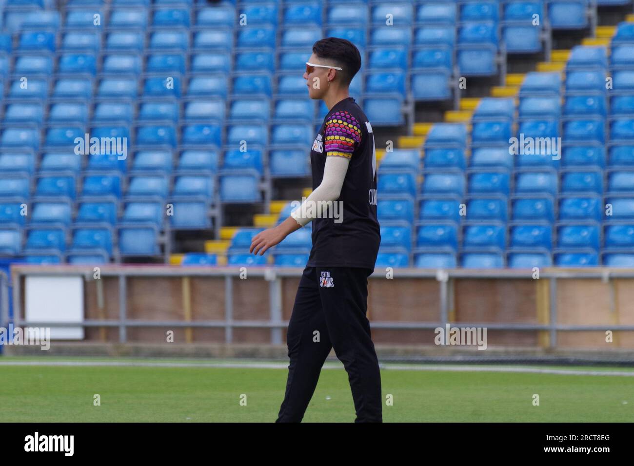 Leeds, 15 juillet 2023. Issy Wong jouant pour Central Sparks contre Northern Diamonds dans un match du trophée Rachael Heyhoe Flint à Headingley. Crédit : Colin Edwards Banque D'Images