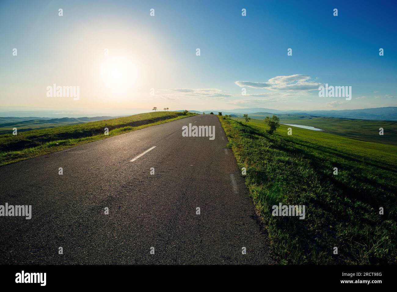 Highland Road le jour d'été. Banque D'Images