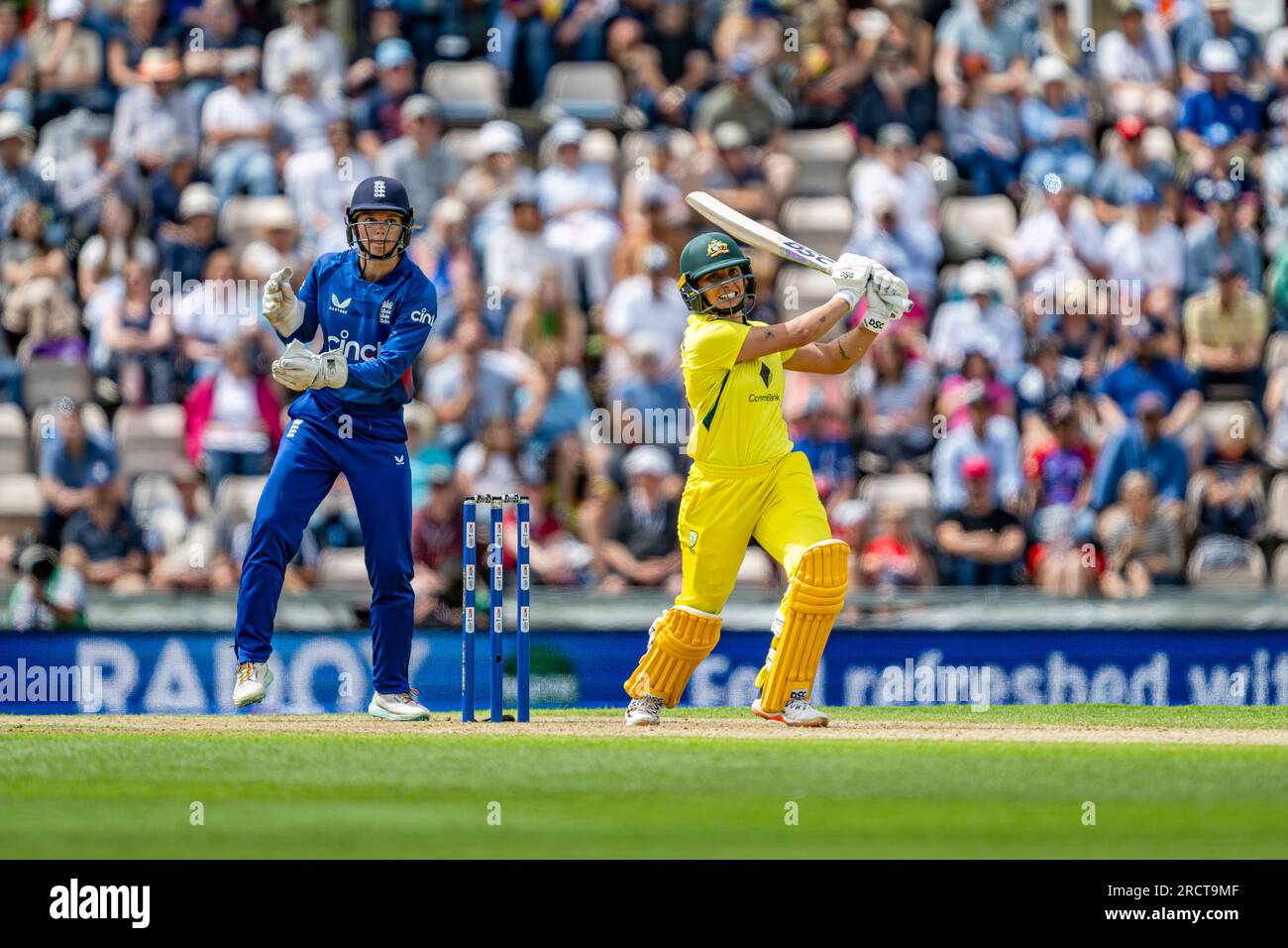 SOUTHAMPTON, ROYAUME-UNI. 16 juillet 2023. Amy Jones d'Angleterre femmes (à gauche) et Ashleigh Gardner d'Australie femmes (à droite) en action lors de England Women v Australia Women - 2nd ODI - The Women's Ashes 2023 à l'Ageas Bowl le dimanche 16 juillet 2023 à SOUTHAMPTON EN ANGLETERRE. Crédit : Taka Wu/Alamy Live News Banque D'Images