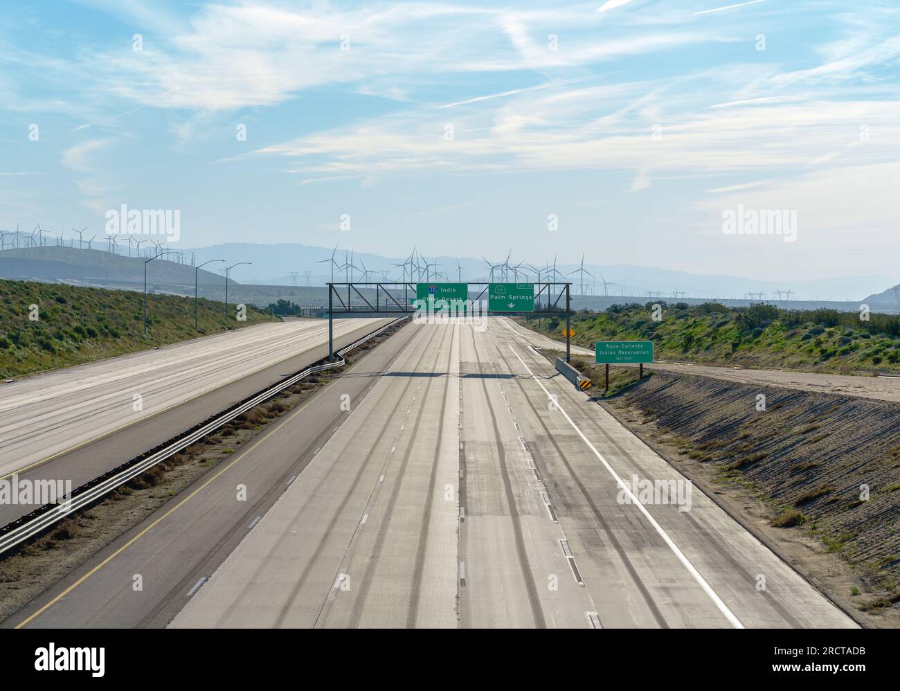 Prenez l'Interstate 10 en Californie près de Palm Springs et Indio California. Pas de voitures sur l'autoroute et moulins à vent en arrière-plan. Banque D'Images