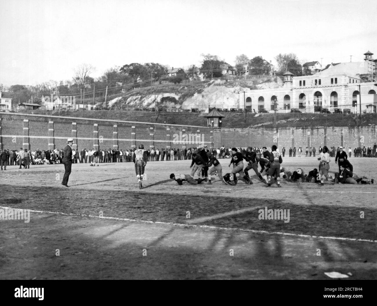 Ossining, New York : c. 1931 les équipes de football de la prison de Sing Sing s'entraînent avant d'affronter l'équipe de football du Département de police de Port Jervis dans un match qui sera joué dans la cour de la prison devant le public et les détenus. Banque D'Images