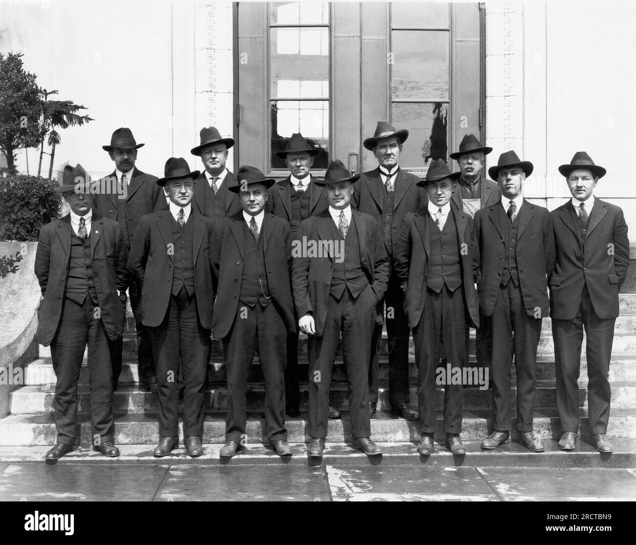 États-Unis c. 1920 Un portrait en plein air de douze hommes portant des costumes trois pièces et des chapeaux Banque D'Images