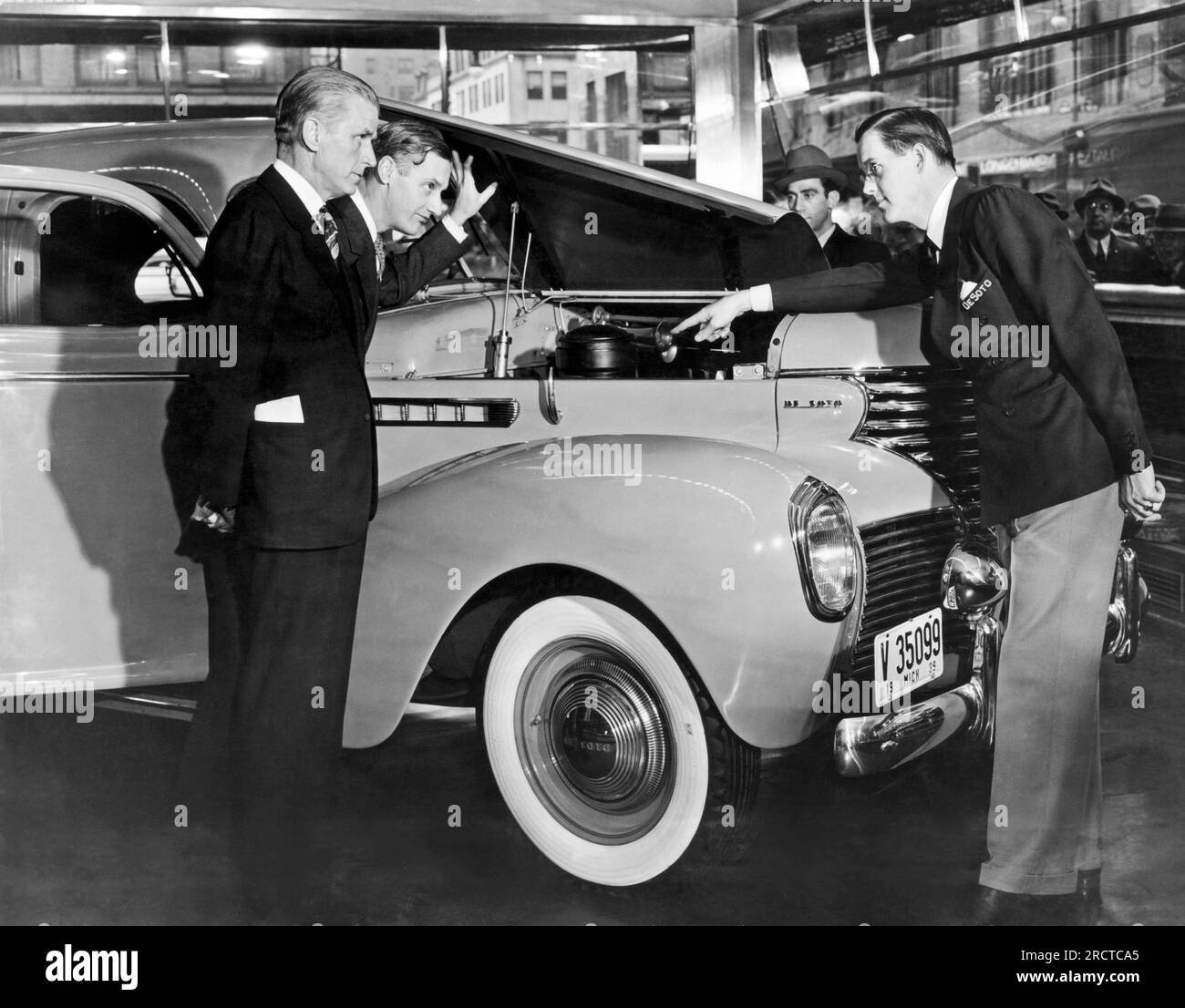 New York, New York : mars 1939 les dirigeants de Chrysler de Soto présentent en avant-première le nouveau « Talking de Soto » au salon international du Chrysler Building à New York. La voiture spécialement conçue fait tout, du klaxon à l'arrêt et au démarrage du moteur, tout seul sans personne dans la voiture. Il fait une tournée nationale. Banque D'Images