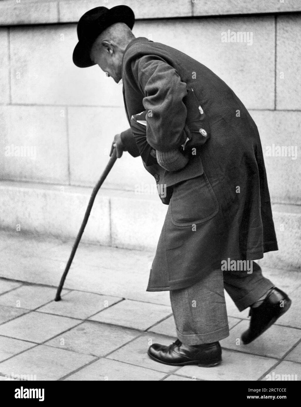 San Francisco, Californie : c. 1960. Un homme très âgé descend un trottoir en utilisant une canne pour obtenir de l'aide. Banque D'Images