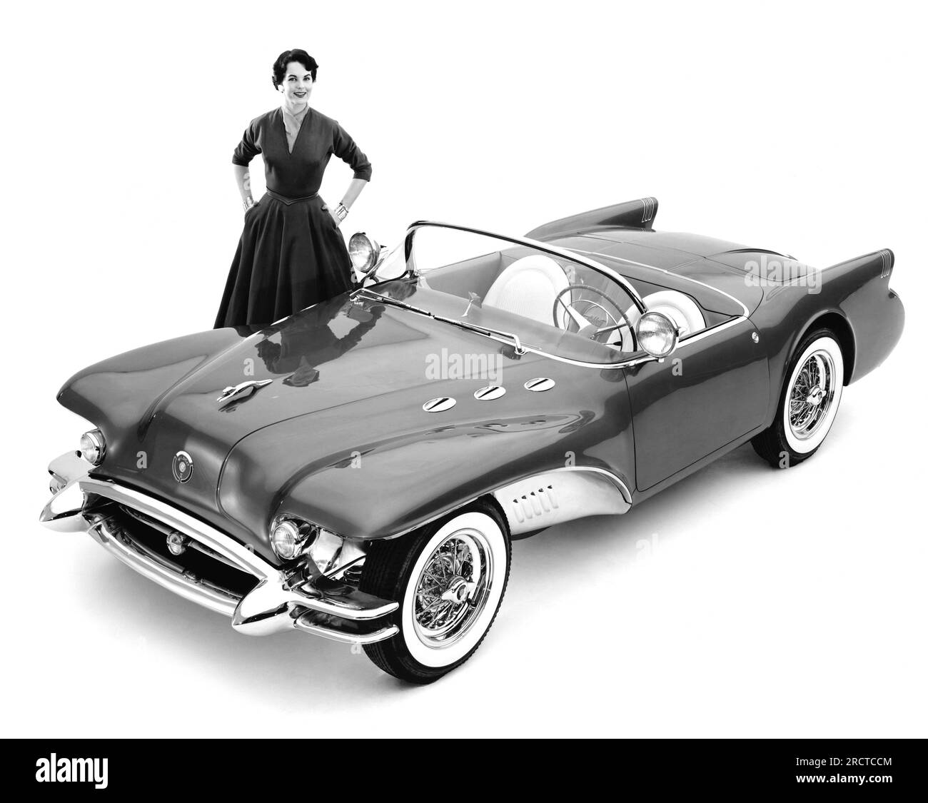 Detroit, Michigan : 1954 Un modèle avec le concept-car Buick Wildcat II conçu par Harley Earl. Banque D'Images