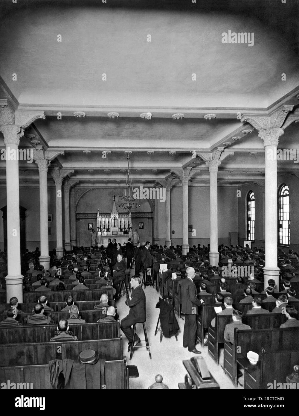 Ossining, New York : 1906 Service religieux dans la prison de Sing Sing où les huissiers sont les gardes. Banque D'Images