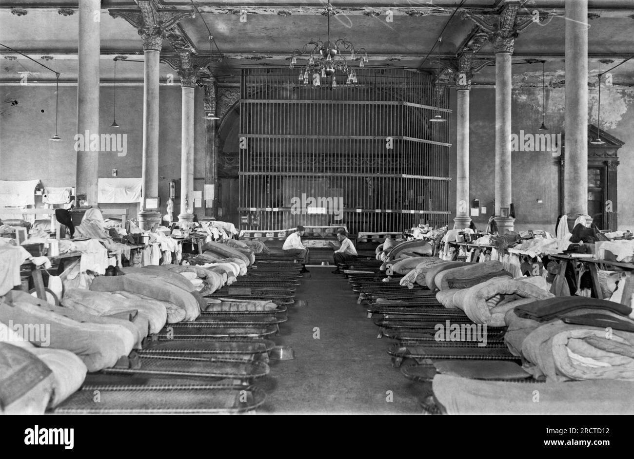 Ossining, New York : 1916. Un couloir surpeuplé à la prison de Sing Sing à New York. Banque D'Images