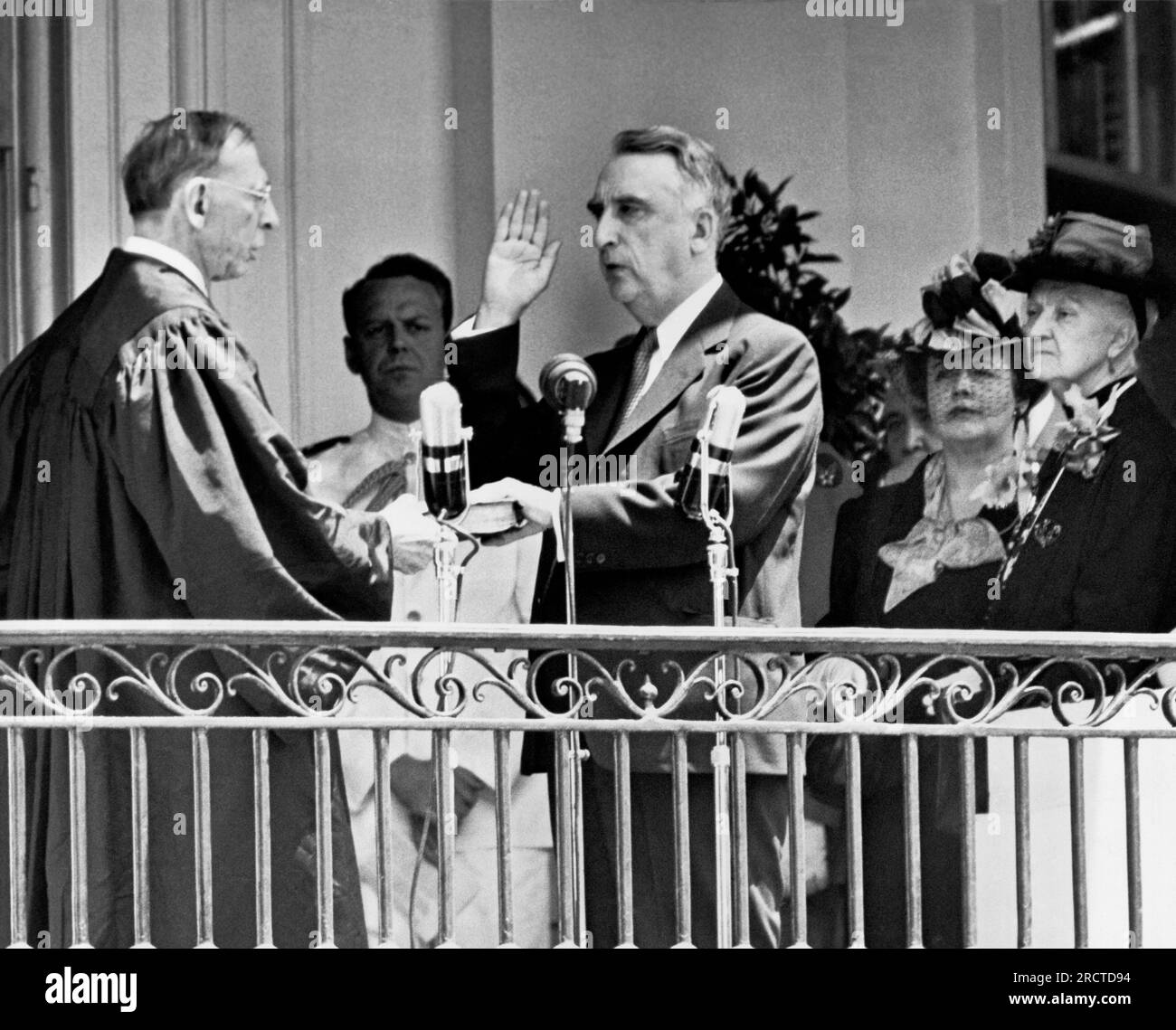 Washington, DC : 7 octobre 1946. Fred Vinson, prête serment en tant que nouveau juge en chef de la Cour suprême lors d'une cérémonie sur le portique sud de la Maison Blanche. Banque D'Images