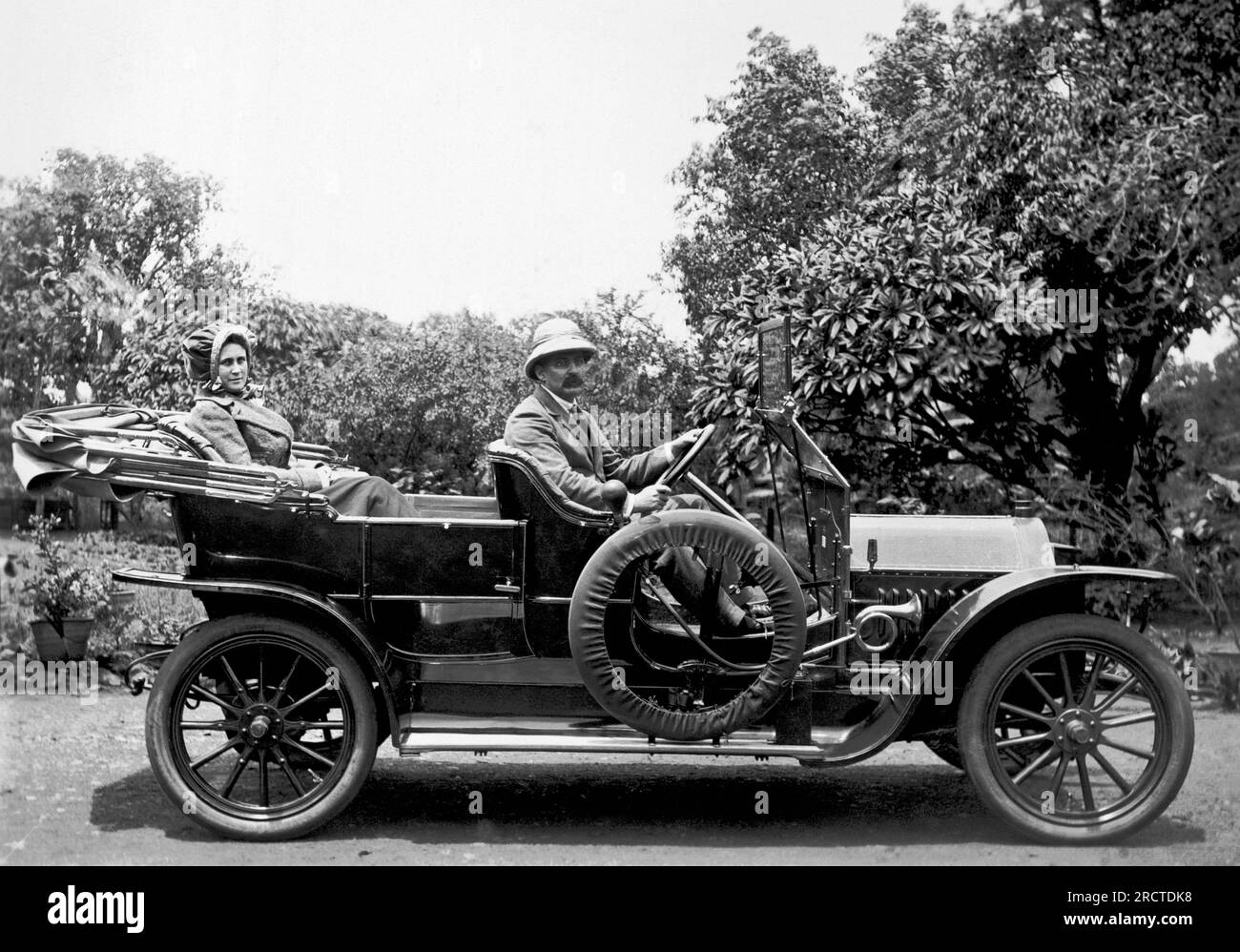 Dharwad, Inde : août, 1911 un couple roulant dans une automobile précoce. Banque D'Images