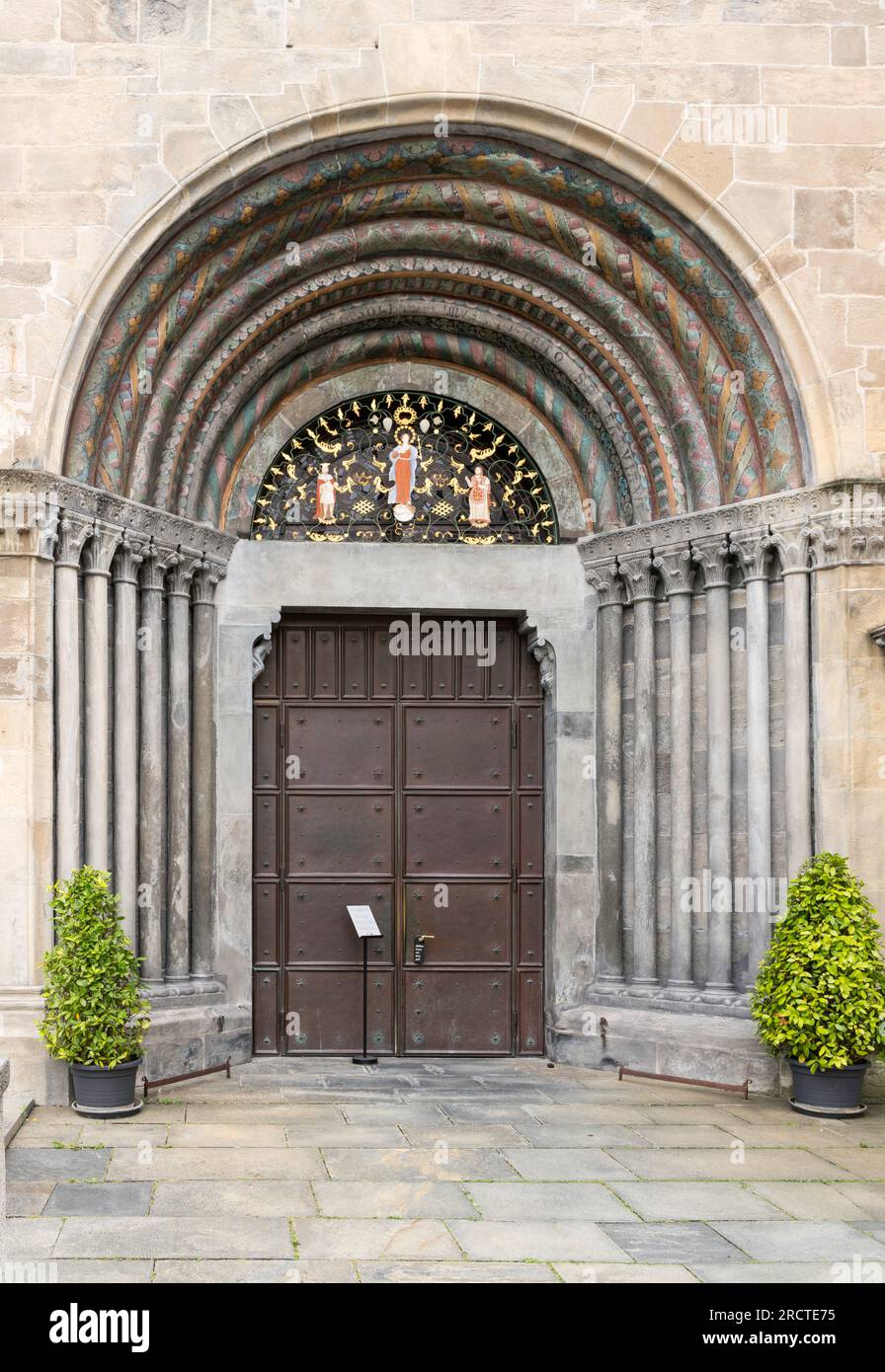 Entrée à la cathédrale catholique de l'Assomption de Marie à Coire, Suisse, Europe Banque D'Images