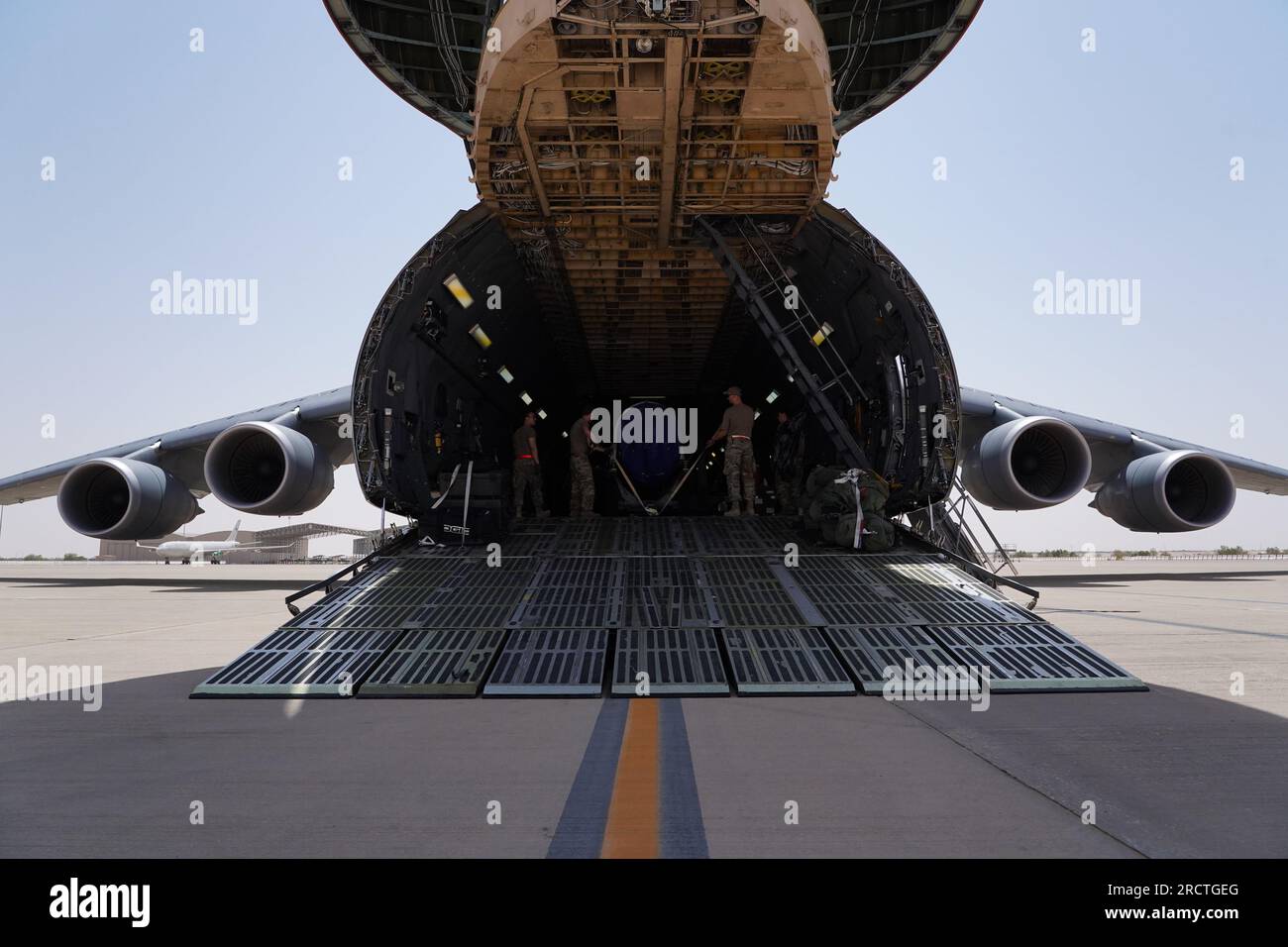 ÉTATS-UNIS Les aviateurs affectés au centre des opérations aéroportuaires (ATOC) du 378th Expeditionary Logisitics Readiness Squadron, travaillent au déchargement d'un C5 'Super Galaxy' à la base aérienne Prince Sultan, Royaume d'Arabie saoudite, le 14 juillet 2023. Les spécialistes du transport aérien de l'ATOC sont responsables de la gestion sécuritaire du fret afin de s'assurer que tout ce qui se trouve à bord d'un aéronef militaire est transporté de façon sécuritaire et efficace. (ÉTATS-UNIS Photo Air Force par Tech. Sergent Alexander Frank) Banque D'Images