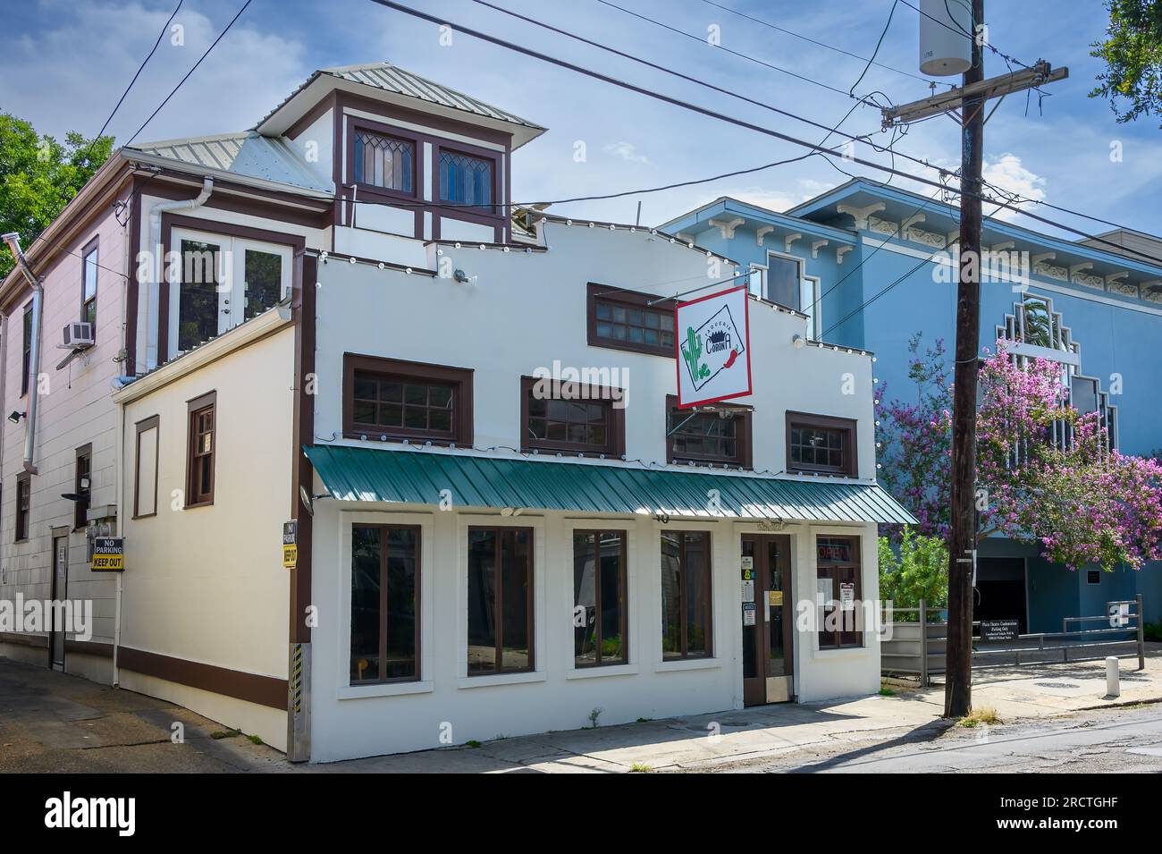 LA NOUVELLE-ORLÉANS, LA, États-Unis - 13 JUILLET 2023 : devant le restaurant mexicain Taqueria Corona sur Magazine Street Banque D'Images