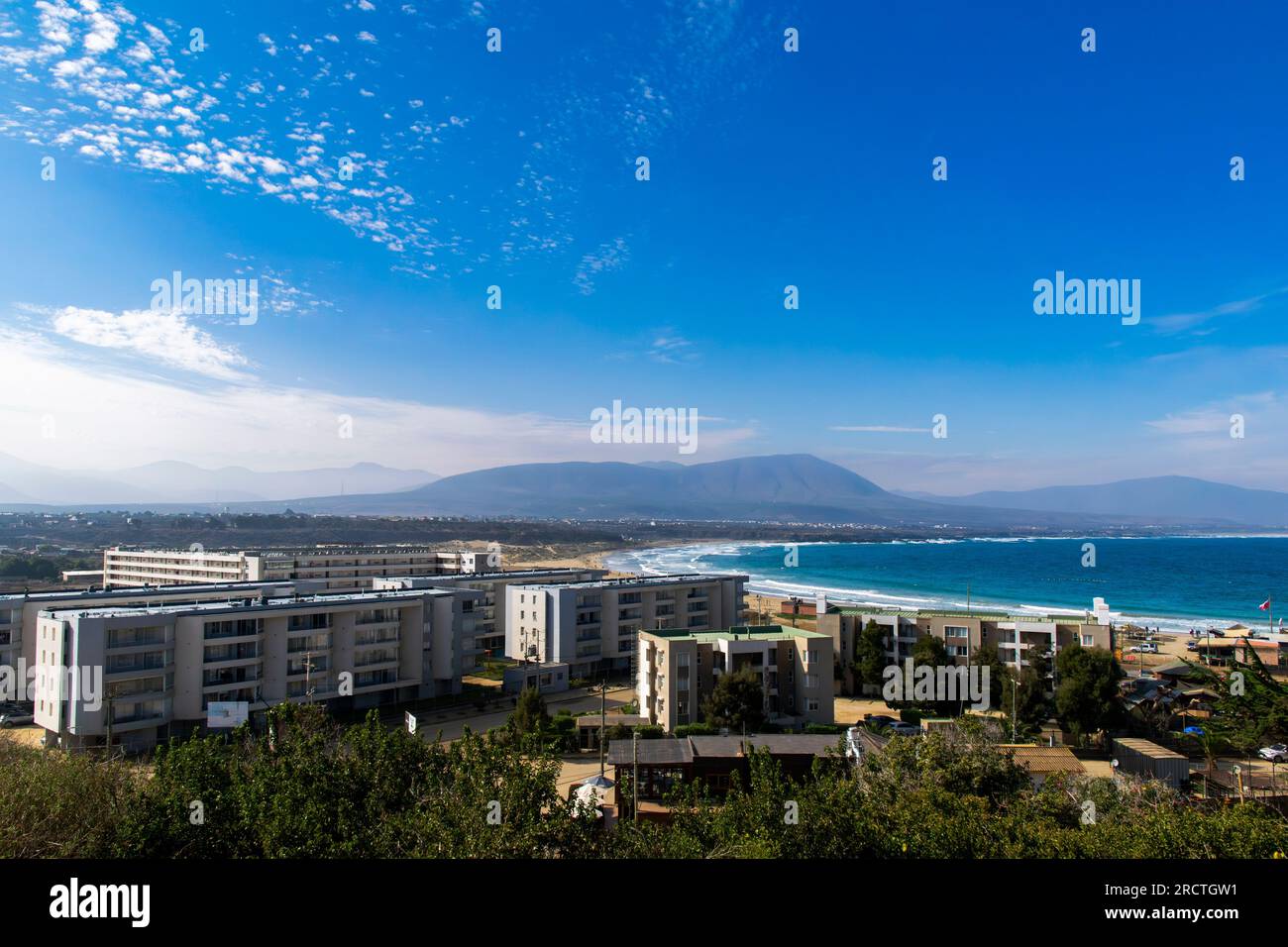 Appartements touristiques construits près de la plage à Los molles, Valparaiso, Chili Banque D'Images