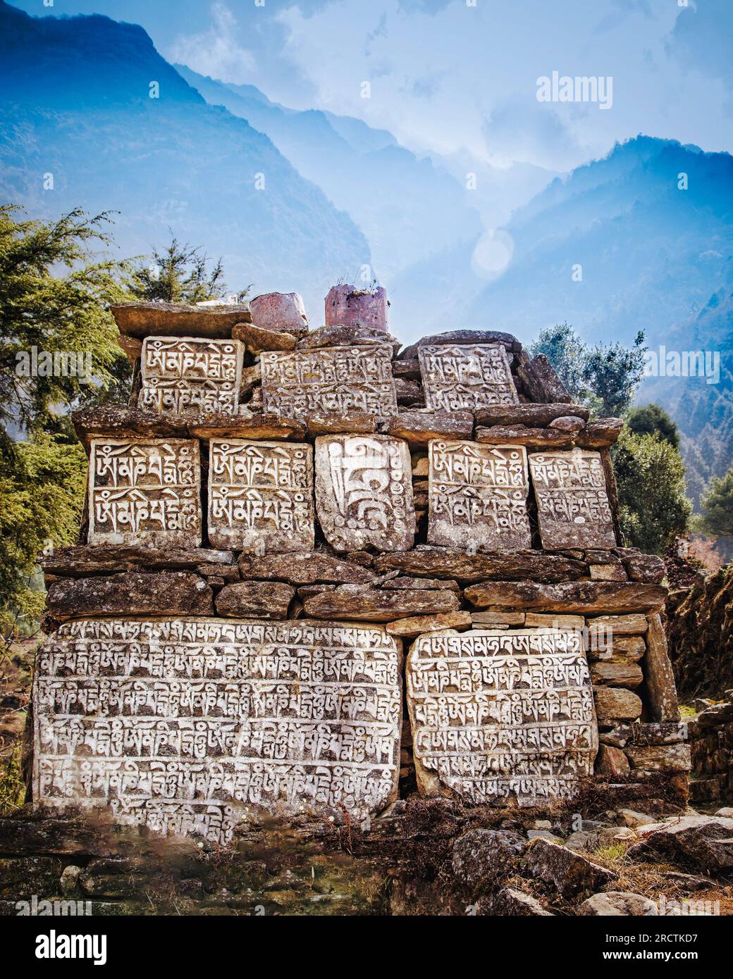 Écriture religieuse ou pierres mani le long du Trek de l'Everest au Népal. Banque D'Images Écriture religieuse ou pierres mani le long du Trek de l'Everest au Népal. Banque D'Images