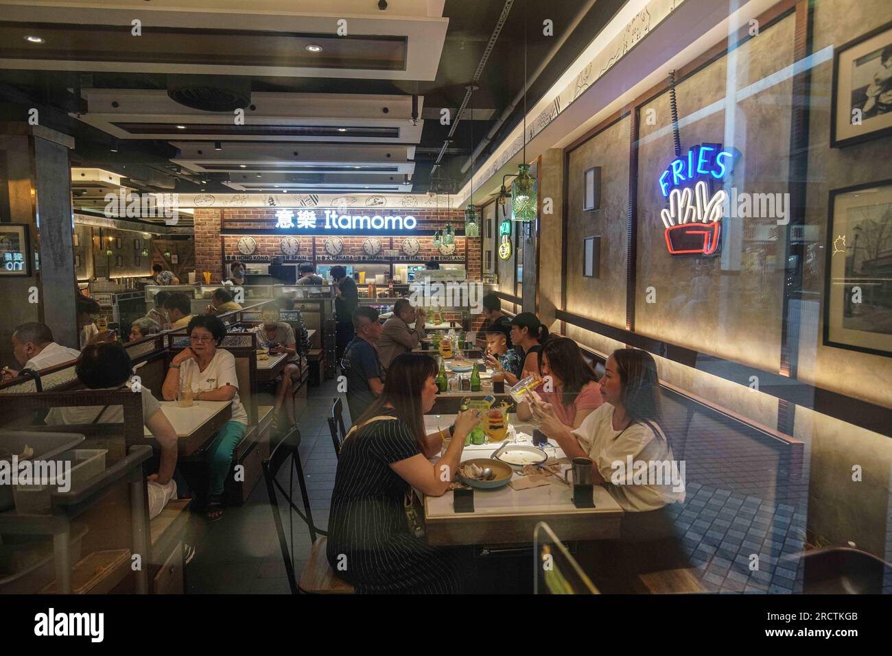 16 juillet 2023, Hong Kong, Chine : des gens ont vu manger dehors dans un restaurant le jour où la consommation était distribuée. Le 16 juillet, le décaissement de la deuxième tranche de bon de consommation à Hong Kong. Cet événement tant attendu suscite l'enthousiasme et l'anticipation des résidents admissibles de Hong Kong, car ils sont prêts à recevoir un bon de consommation de 2 000 $ ou 3 000 $, selon qu'ils étaient de nouveaux inscrits ou des inscrits existants. Avec les bons maintenant en leur possession, les gens à travers Hong Kong n'ont pas perdu de temps à profiter de ce nouveau pouvoir d'achat. Le ci Banque D'Images