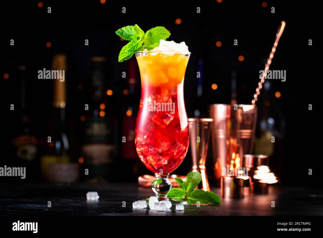 Aruba Ariba cocktail alcoolisé avec vodka, rhum blanc, orange, citron et jus  d'ananas, grenadine, fond de comptoir de bar sombre, espace de copie Photo  Stock - Alamy