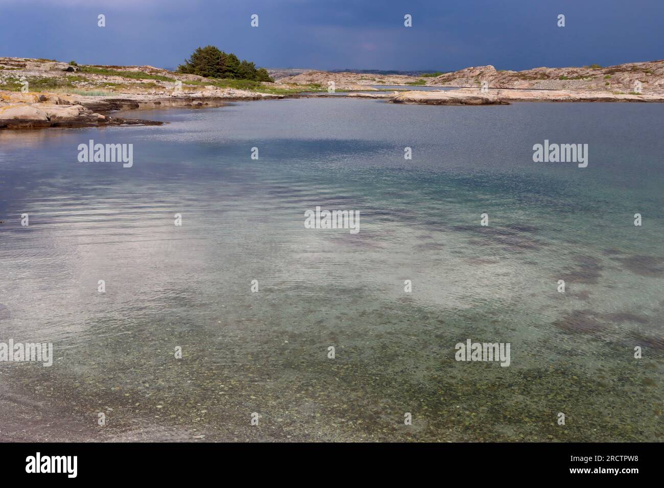 Reflets de nuages dans une baie de l'archipel de Fjällbacka sur la côte ouest de la Suède Banque D'Images