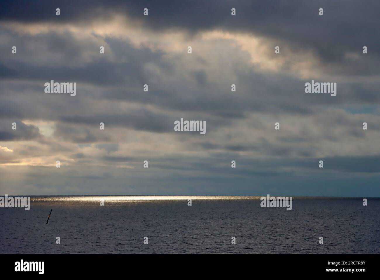 Coucher de soleil nuageux serein sur Skagerrak sur la côte ouest de la Suède. Banque D'Images