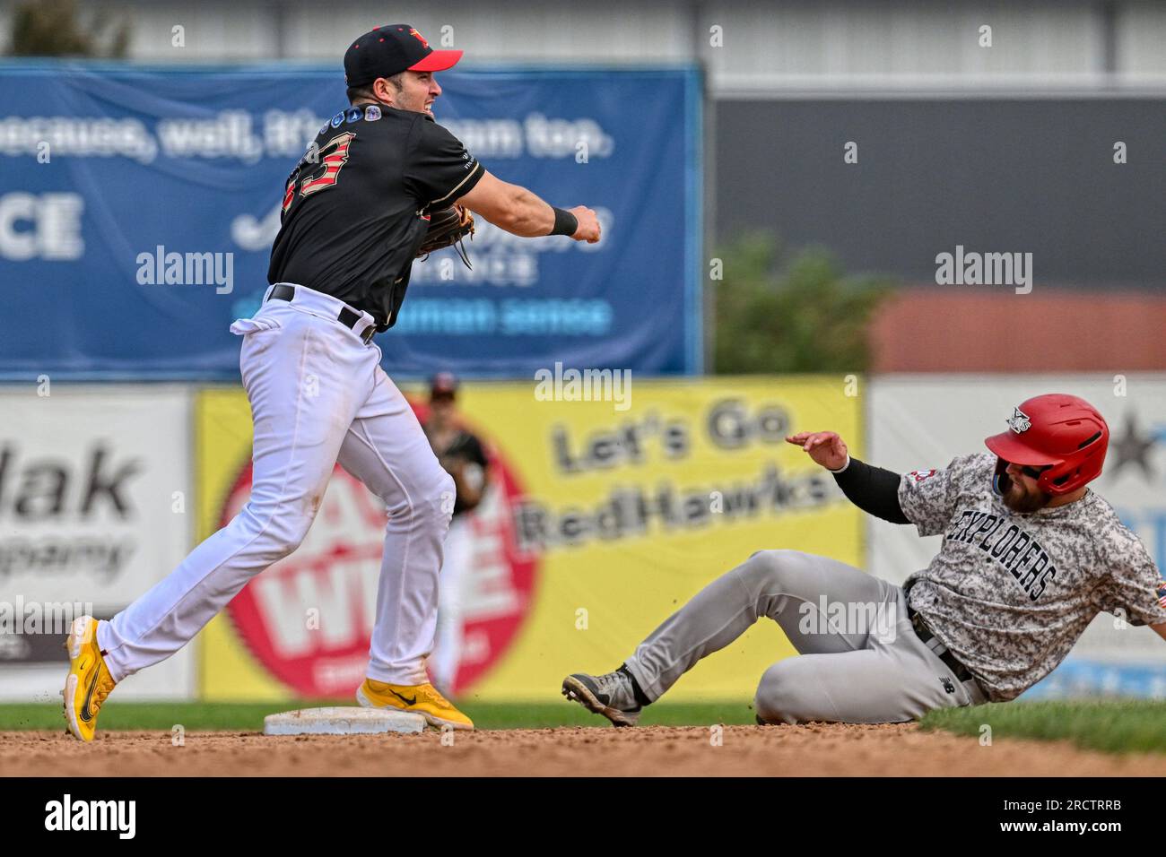 Manuel Boscan (13), infielder des FM Redhawks, lance en première base pour compléter un double jeu lors du match des FM Redhawks contre les Sioux City Explorers en baseball professionnel de l'American Association au Newman Outdoor Field à Fargo, Dakota du Nord, le dimanche 16 juillet 2023. Sioux City a gagné 7-2. Photo de Russell Hons/CSM (image de crédit : © Russell Hons/Cal Sport Media) Banque D'Images