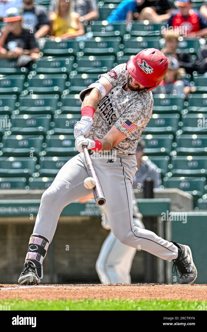 Vince Fernandez (8 ans), le joueur extérieur des Sioux City Explorers, frappe un ballon de mouche lors du match des FM Redhawks contre les Sioux City Explorers dans le baseball professionnel de l'American Association au Newman Outdoor Field à Fargo, Dakota du Nord, le dimanche 16 juillet 2023. Sioux City a gagné 7-2. Photo de Russell Hons/CSM Banque D'Images