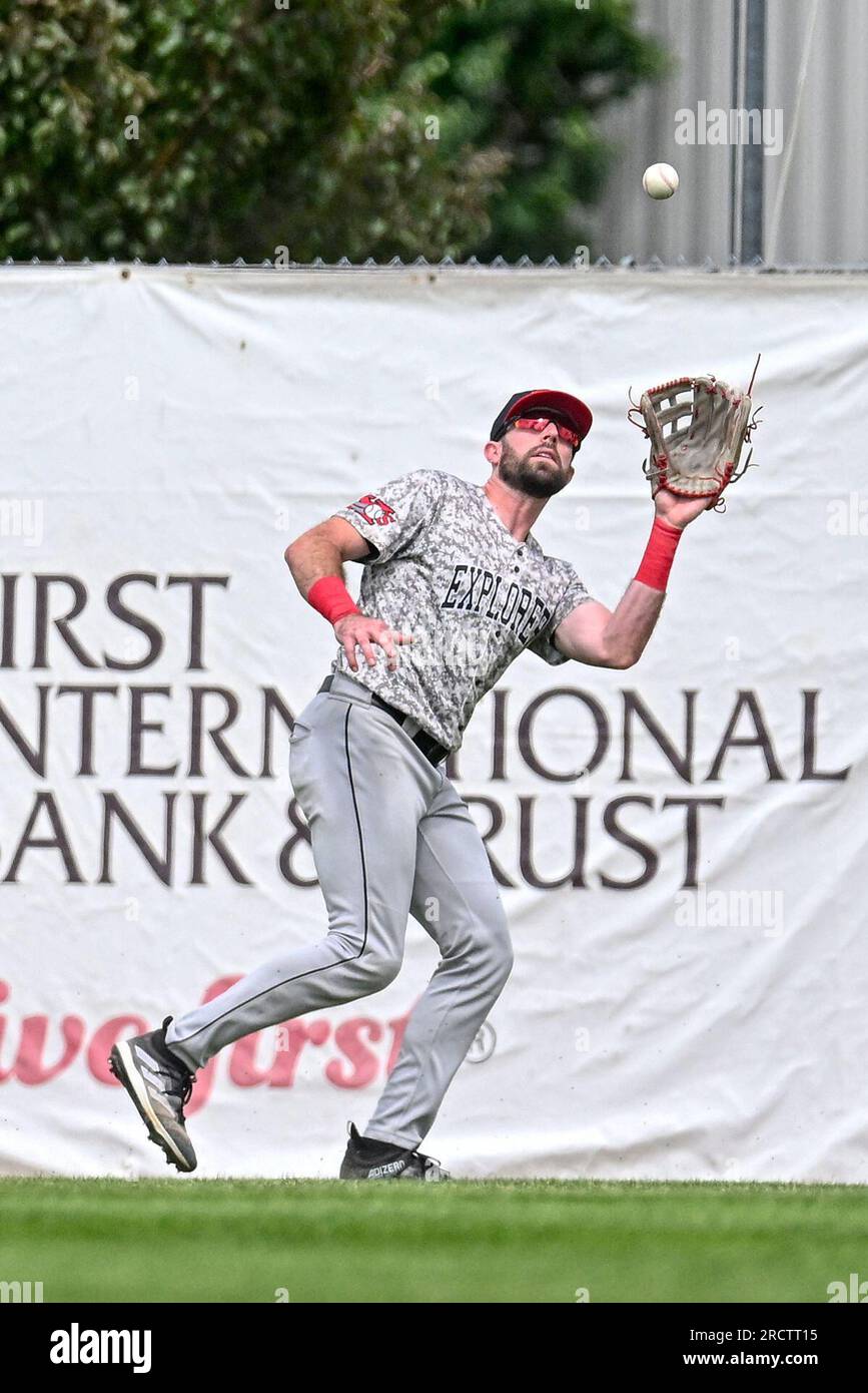 Vince Fernandez (8 ans), le joueur extérieur des Sioux City Explorers, joue un ballon de mouche lors du match des FM Redhawks contre les Sioux City Explorers au baseball professionnel de l'American Association au Newman Outdoor Field à Fargo, Dakota du Nord, le dimanche 16 juillet 2023. Sioux City a gagné 7-2. Photo de Russell Hons/CSM Banque D'Images