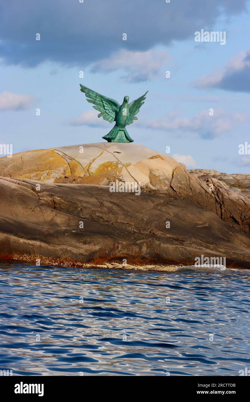 Sculpture « la paix est notre rêve » de Gudmar Olovson sur une île privée de l'archipel de Fjällbacka sur la côte ouest de la Suède Banque D'Images