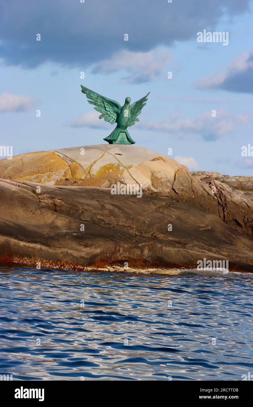 Sculpture « la paix est notre rêve » sur une île privée de l'archipel de Fjällbacka, sur la côte ouest de la Suède Banque D'Images