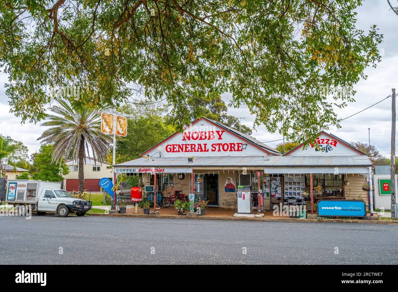 Magasin général et pompe à essence dans la rue principale de Nobby, Darling Downs Queensland Australie Banque D'Images