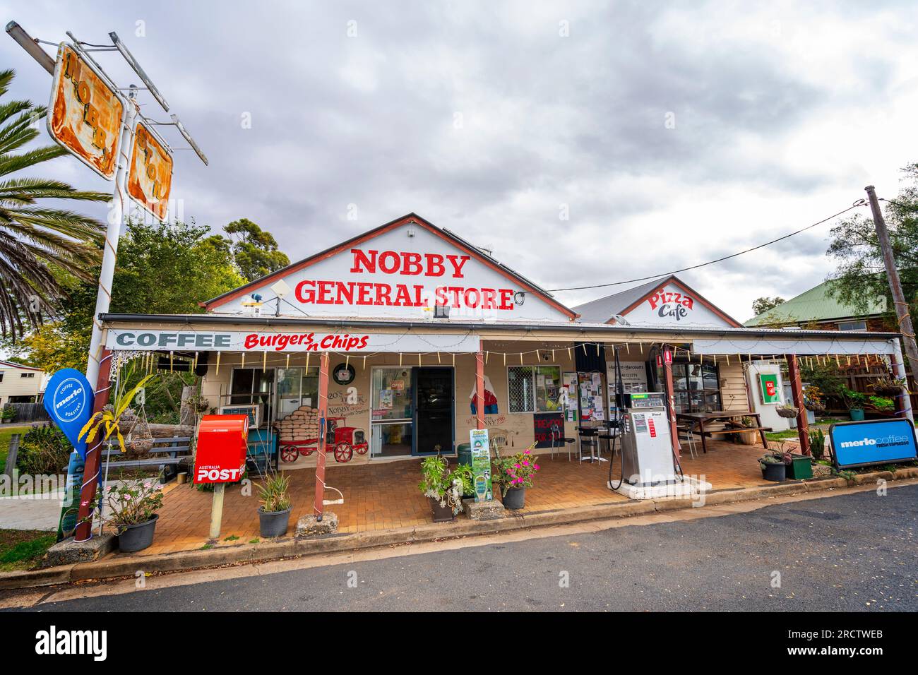 Magasin général et pompe à essence dans la rue principale de Nobby, Darling Downs Queensland Australie Banque D'Images