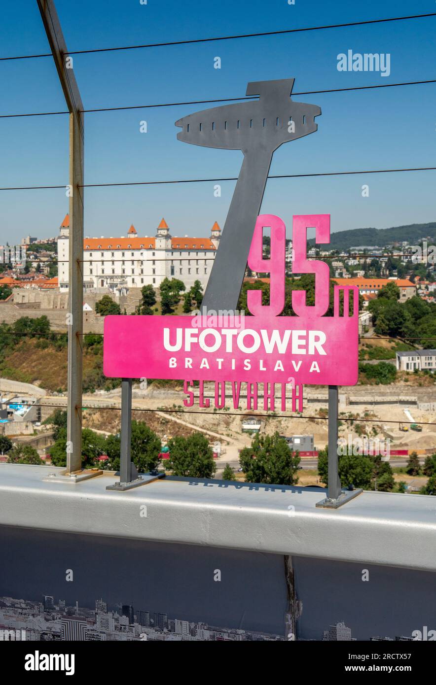 Bratislava, Slovaquie - 15 juillet 2023 : panneau de LA TOUR OVNI avec le château de Bratislava en arrière-plan. Banque D'Images