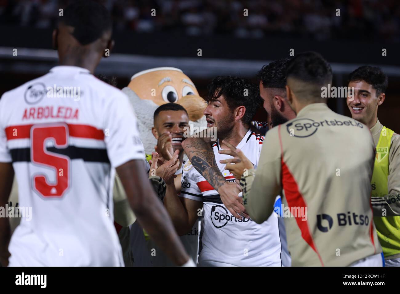 Alexandre Pato de São Paulo célèbre but lors du match contre Santos, pour la 15e manche du Championnat brésilien, à Estádio Cícero Pompeo de Toledo, dans le quartier de Morumbi, ce dimanche 16. Crédit : Brazil photo Press/Alamy Live News Banque D'Images