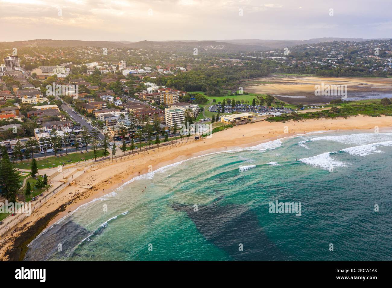 Vue aérienne panoramique drone sur la plage de Dee Why et le lagon de Dee Why, Northern Beaches Sydney NSW Australie Banque D'Images