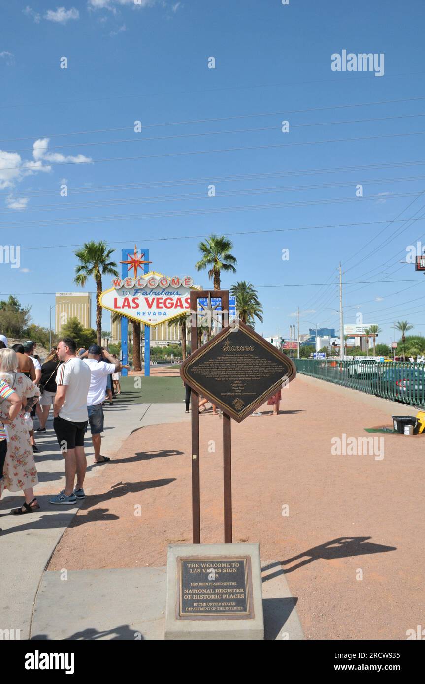 las Vegas / Nevada États-Unis / 0 7 septembre 2019 / vagues de chaleur  chaudes d'été à Las Vegas visiteur prenant selfies et photographiant à  l'accueil las vegas signe dans la température