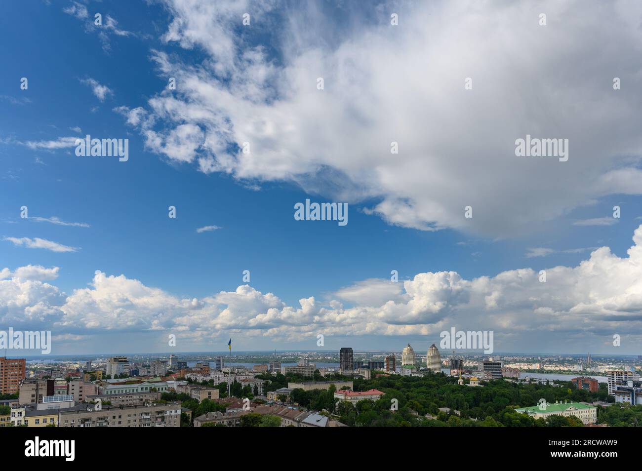 Ukraine, Dnipro. Beaux cumulus nuages dans le ciel bleu au-dessus de la ville. Banque D'Images