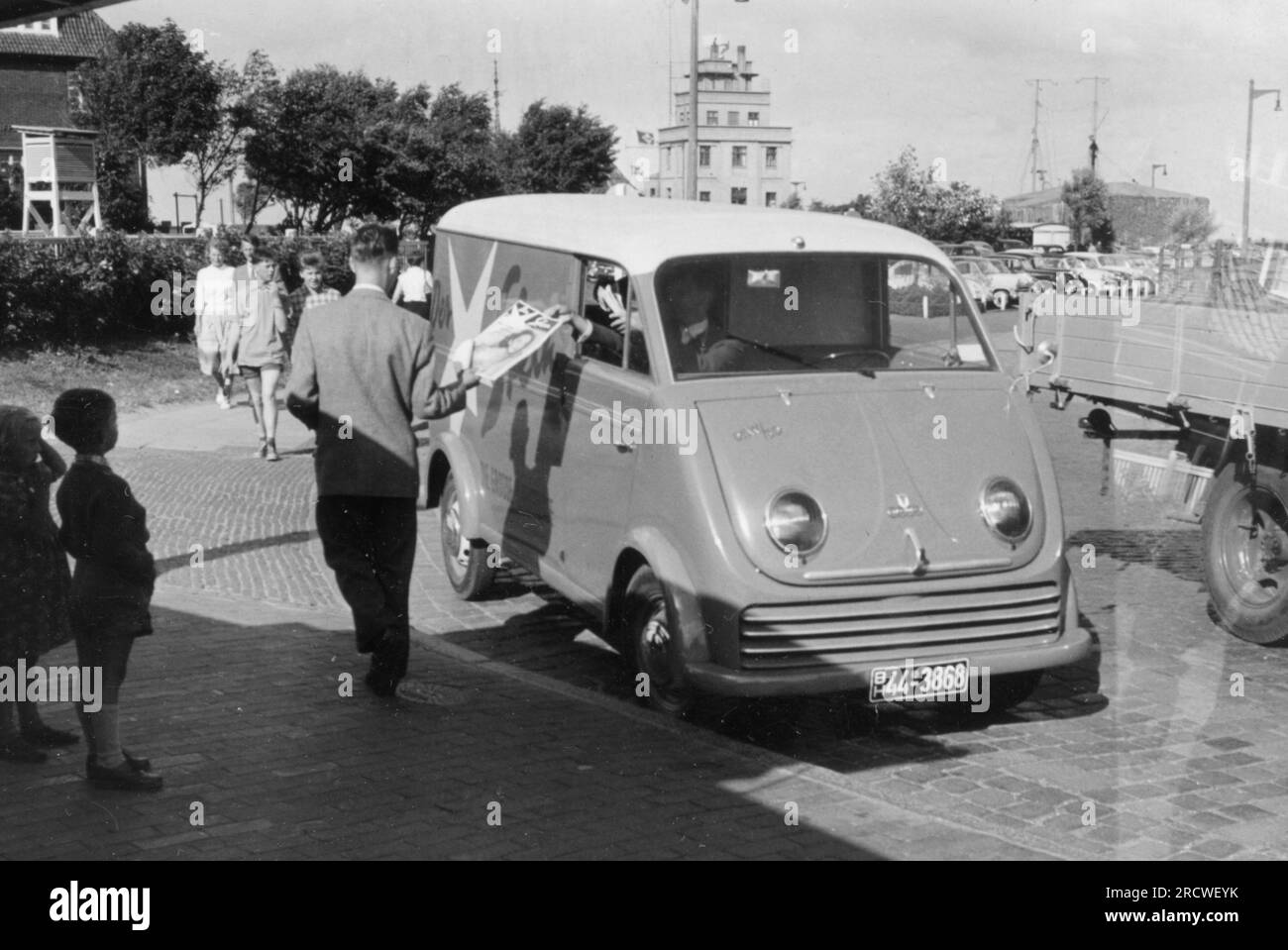 Presse / médias, magazines, Stern, vente du transporteur sur un parking, années 1950, INFORMATIONS-AUTORISATION-DROITS-SUPPLÉMENTAIRES-NON-DISPONIBLES Banque D'Images