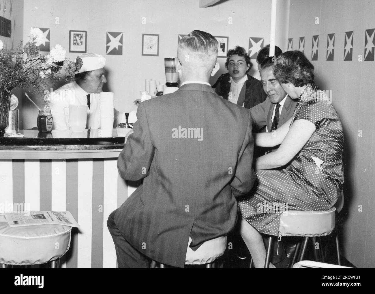 Gastronomie, bar à lait dans la Pressehaus, Hambourg, pendant la réunion du cercle des lecteurs, 1957, INFORMATIONS-AUTORISATION-DROITS-SUPPLÉMENTAIRES-NON-DISPONIBLES Banque D'Images